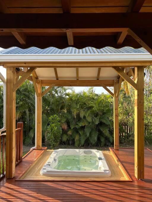 הוילה סנט-רוז Bungalow Avec Jacuzzi Privatif מראה חיצוני תמונה
